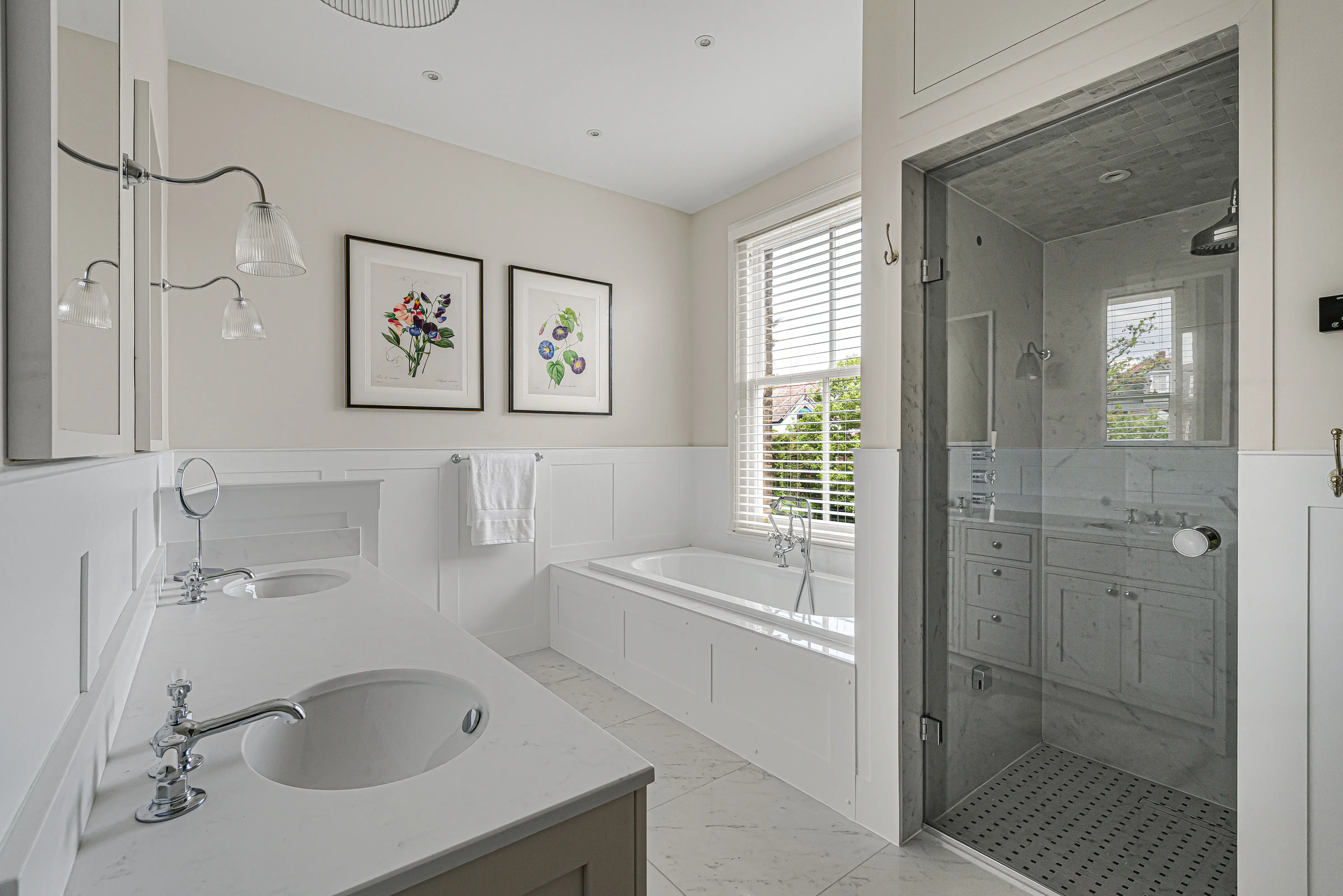 A Traditional-Minimalist En-Suite